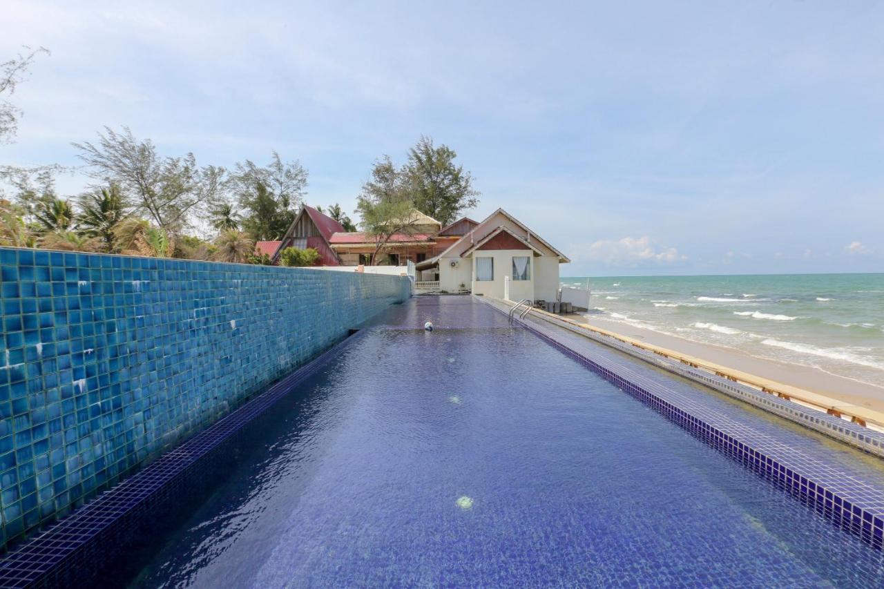 Villa Danialla Beach Resort Kampong Ayer Terjun Pinang Extérieur photo