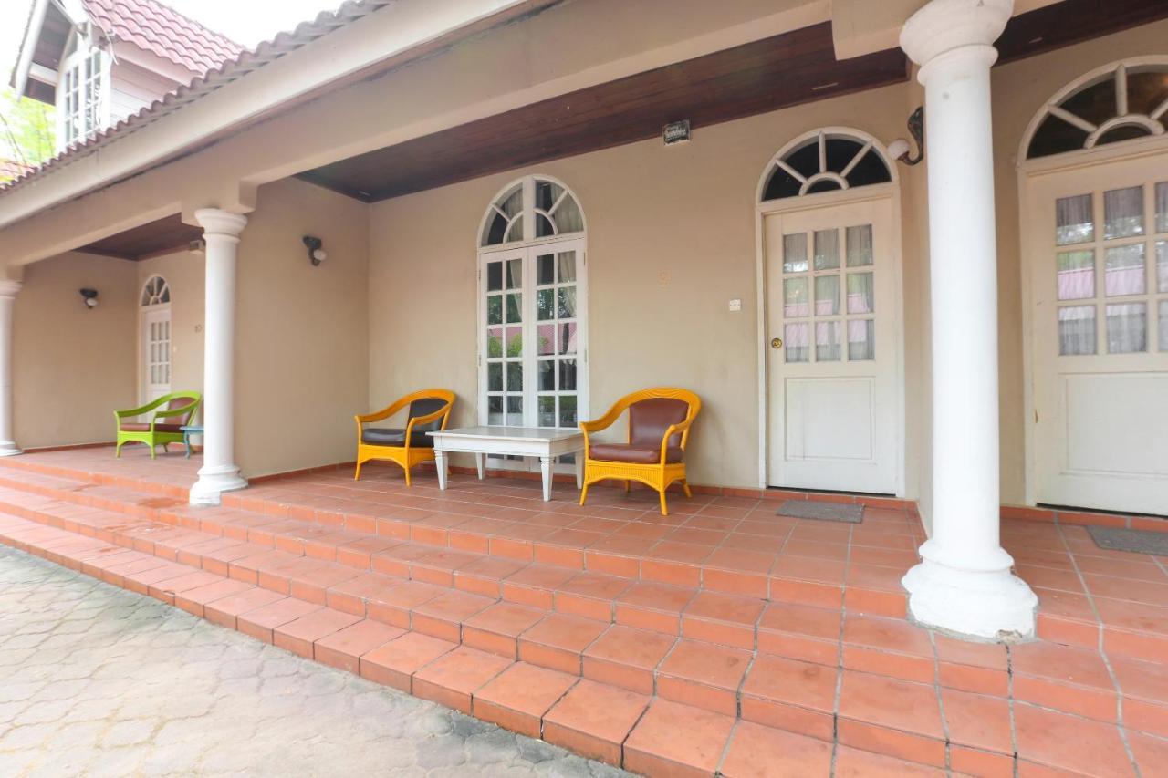 Villa Danialla Beach Resort Kampong Ayer Terjun Pinang Extérieur photo