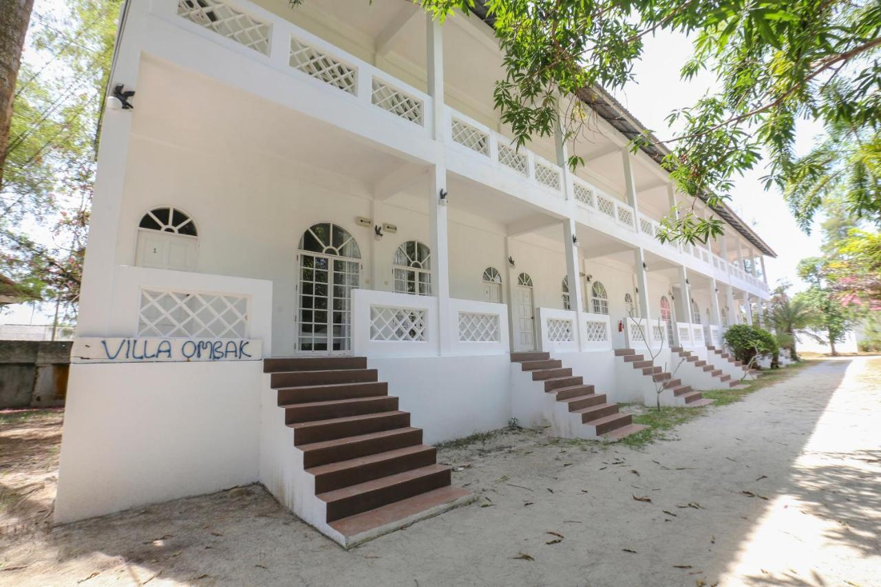 Villa Danialla Beach Resort Kampong Ayer Terjun Pinang Extérieur photo