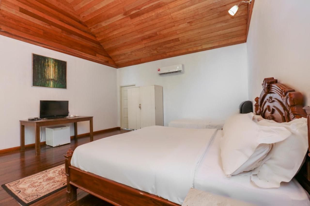 Villa Danialla Beach Resort Kampong Ayer Terjun Pinang Extérieur photo