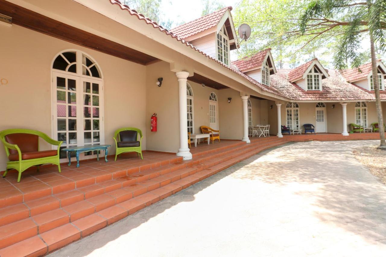 Villa Danialla Beach Resort Kampong Ayer Terjun Pinang Extérieur photo