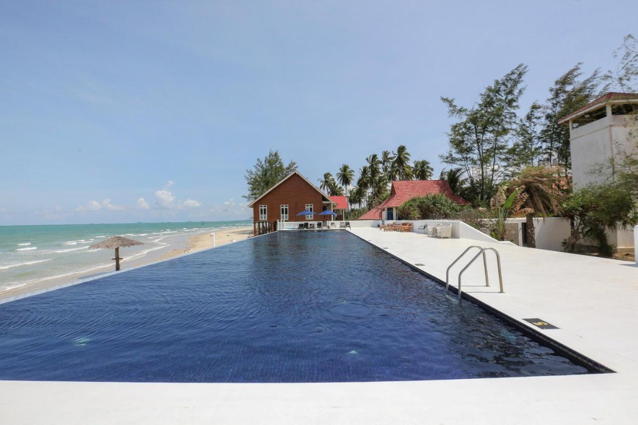 Villa Danialla Beach Resort Kampong Ayer Terjun Pinang Extérieur photo