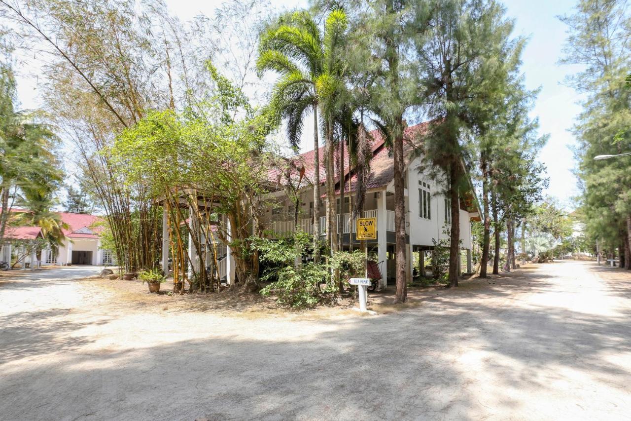Villa Danialla Beach Resort Kampong Ayer Terjun Pinang Extérieur photo